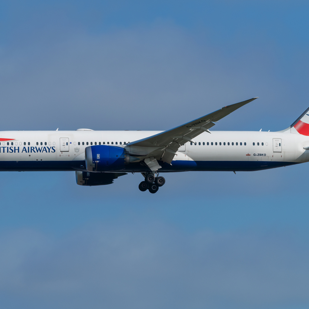 Пассажирский Boeing 787-9  авиакомпании  British Airways в небе 