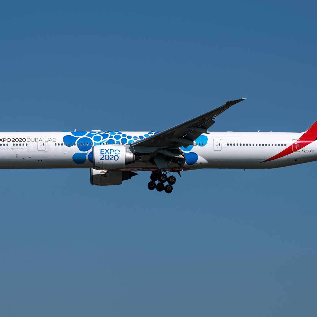 Пассажирский Boeing  777-300ER авиакомпании  Emirates в небе