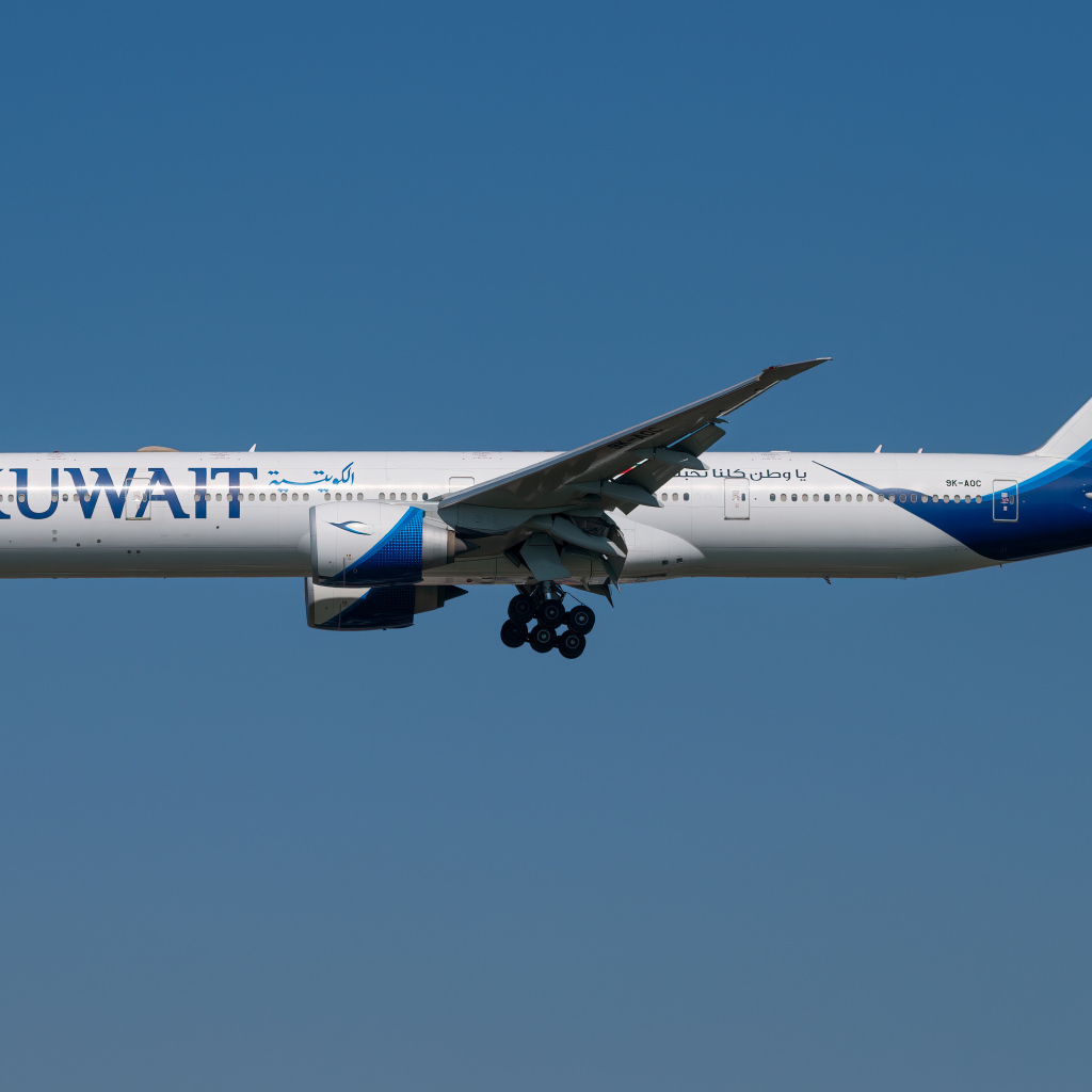 Самолет 777-300ER авиакомпании Kuwait в голубом небе