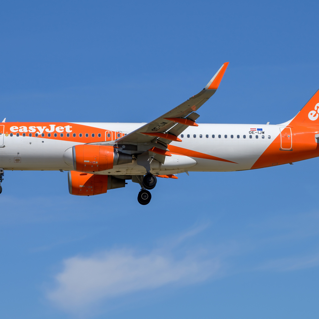 Пассажирский Airbus  A320-200S авиакомпании  EasyJet Europe в море