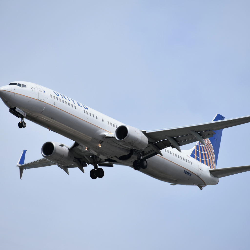 Пассажирский Боинг 737 авиакомпании  United на взлете