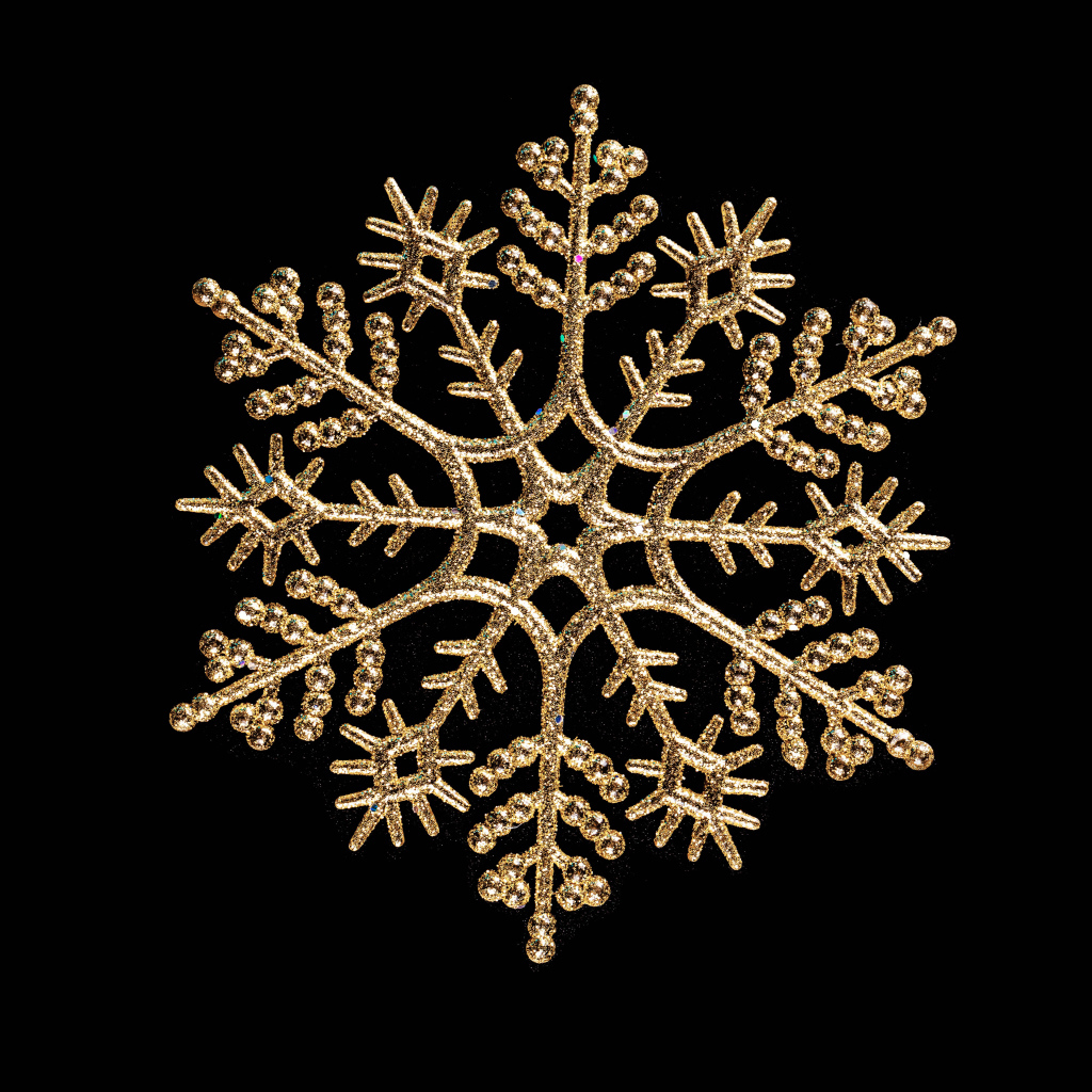 Красивая золотистая снежинка на черном фоне