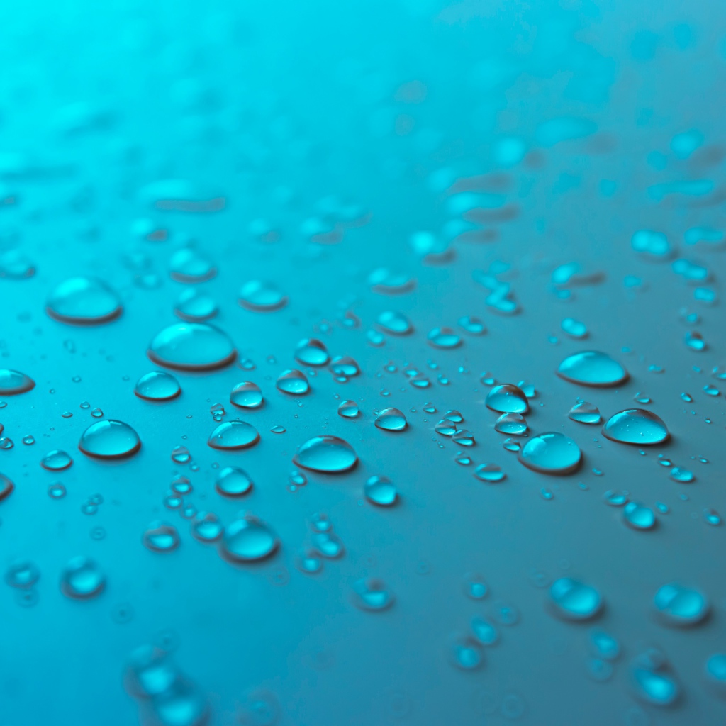 Голубой фон с каплями воды на поверхности