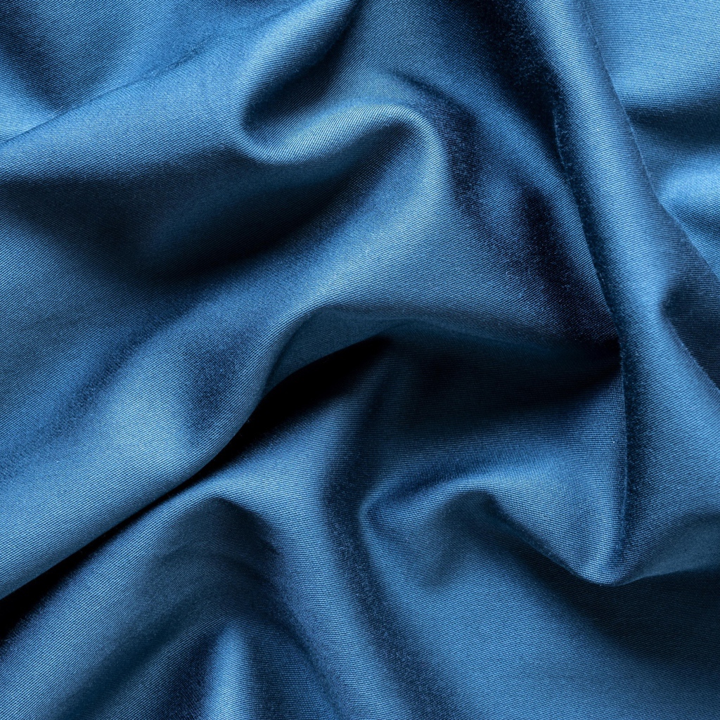 Кусок синей ткани крупным планом