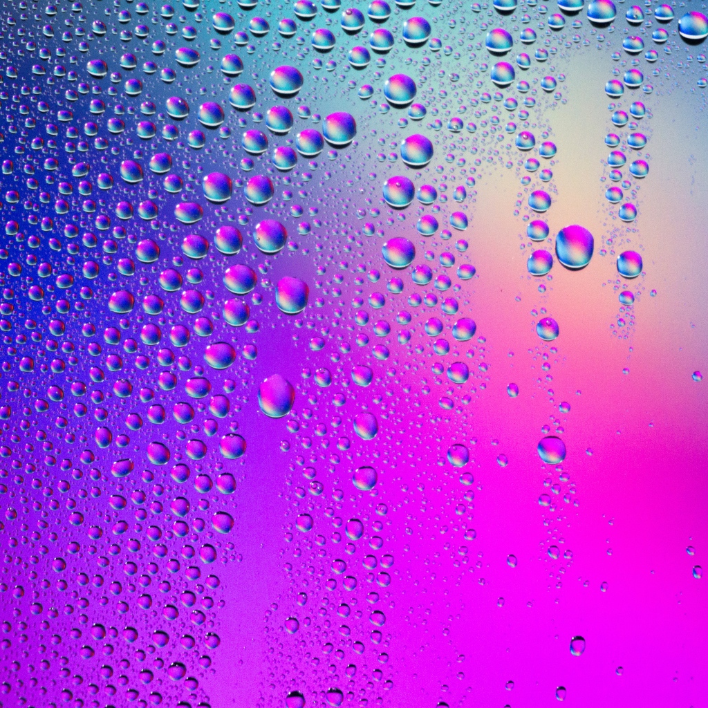 Пурпурный фон с каплями воды 