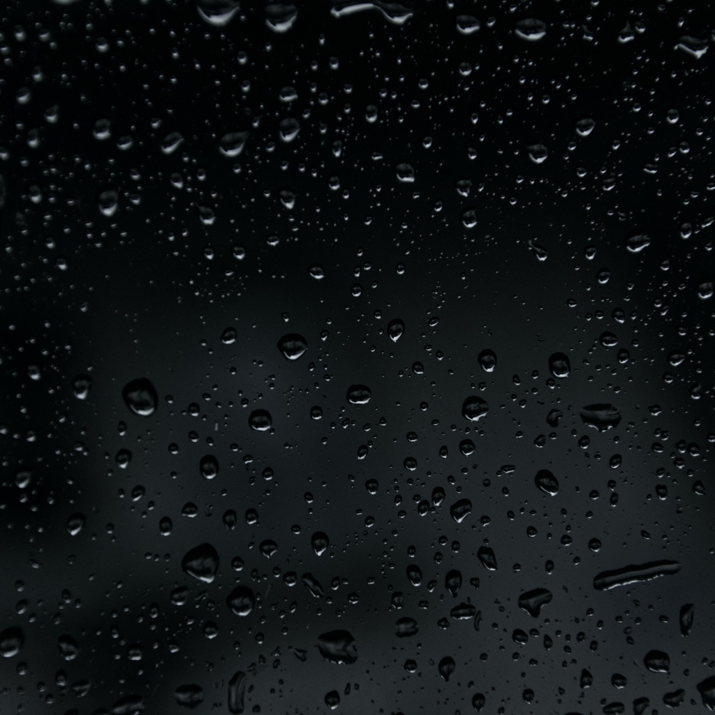 Брызги дождя на черном фоне 