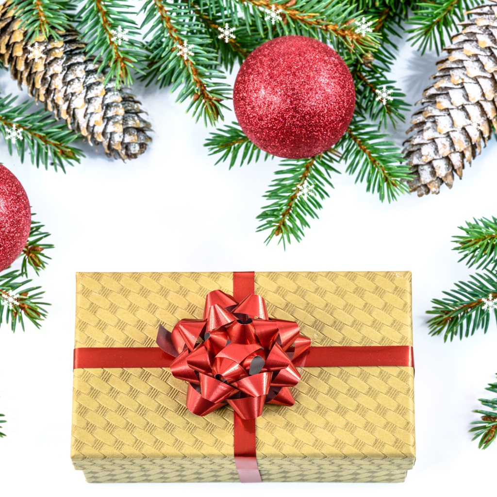 Подарок, еловая ветка и шишки на Рождество 2022