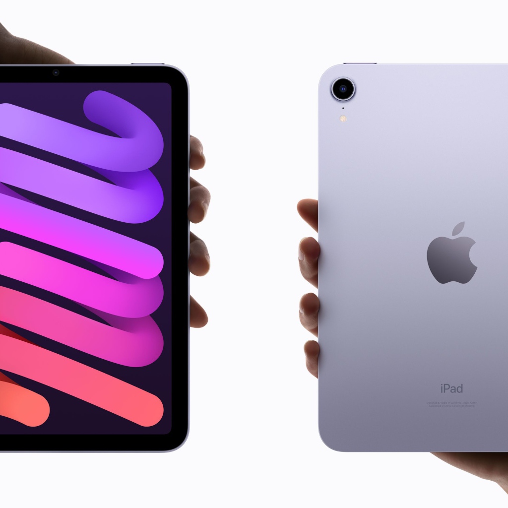 Новый стильный  iPad Mini 2021 года в руке