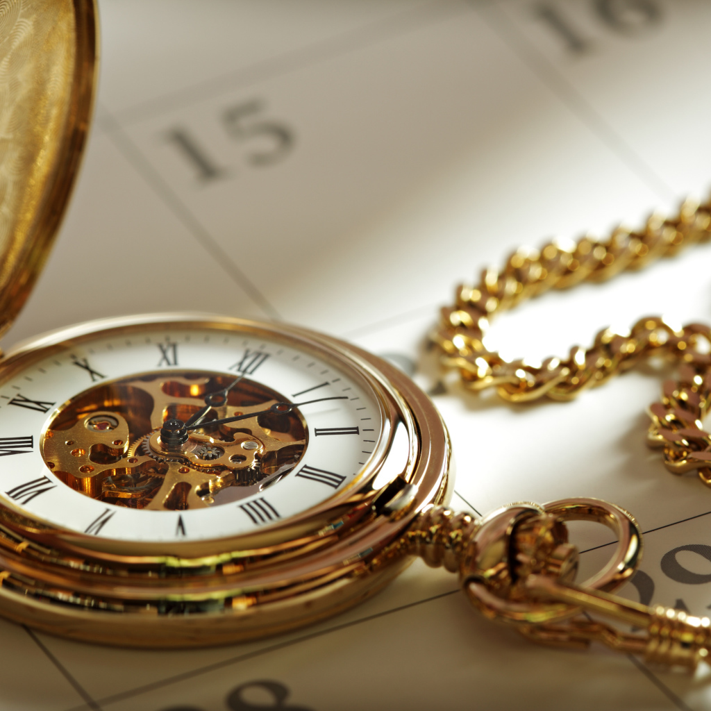 Красивые золотые карманные часы на цепочке