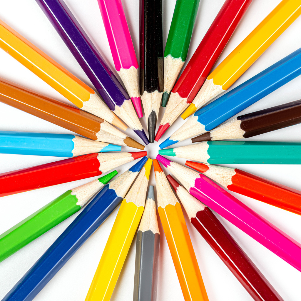 Красивые острые разноцветные карандаши на белом фоне