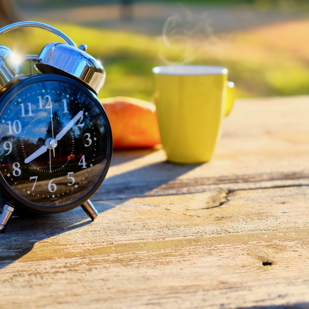 Большой черный будильник на столе