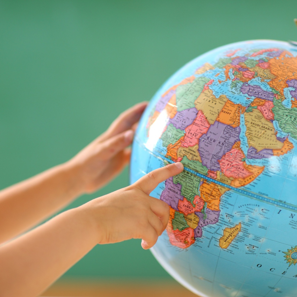 Большой глобус в школе