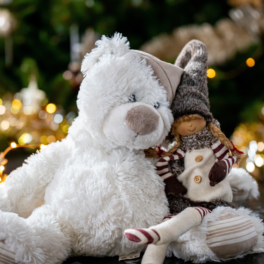 Большой белый медведь с гномом 