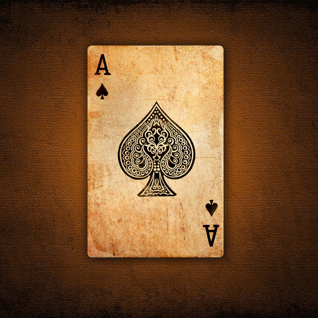 Черный пиковый туз на коричневом  фоне