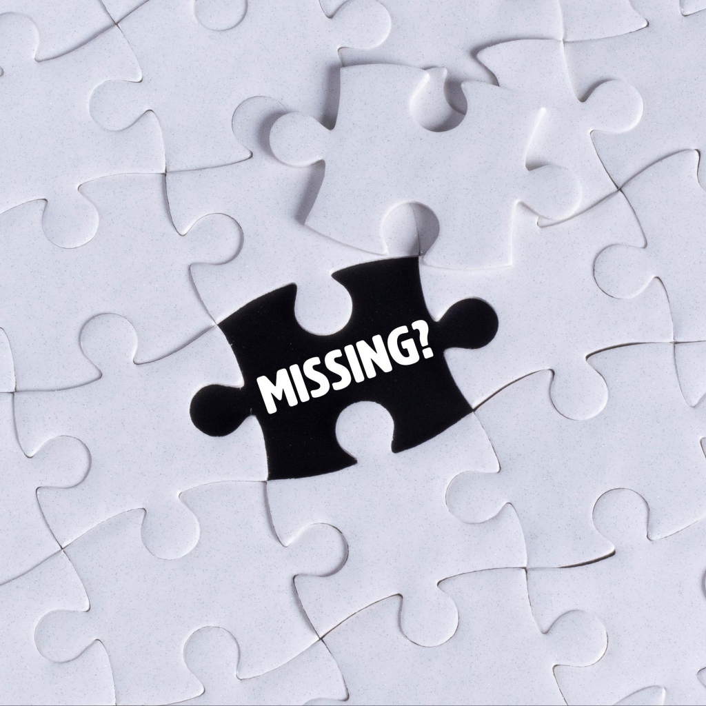 Черный пазл на белой картинке 