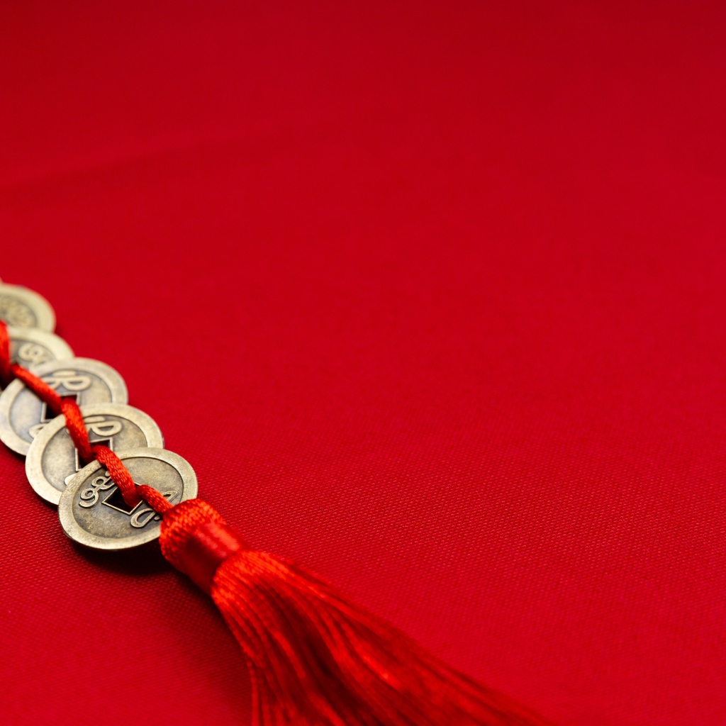 Китайское украшение на красном фоне