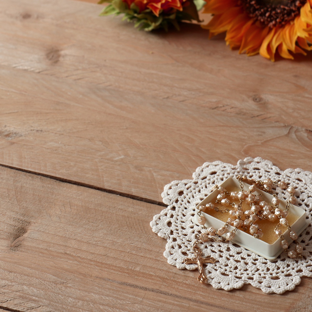 Крестик на цепочке с салфеткой на столе