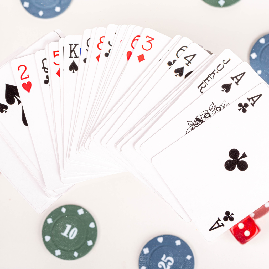 Колода игральных карт и фишки на столе в казино 