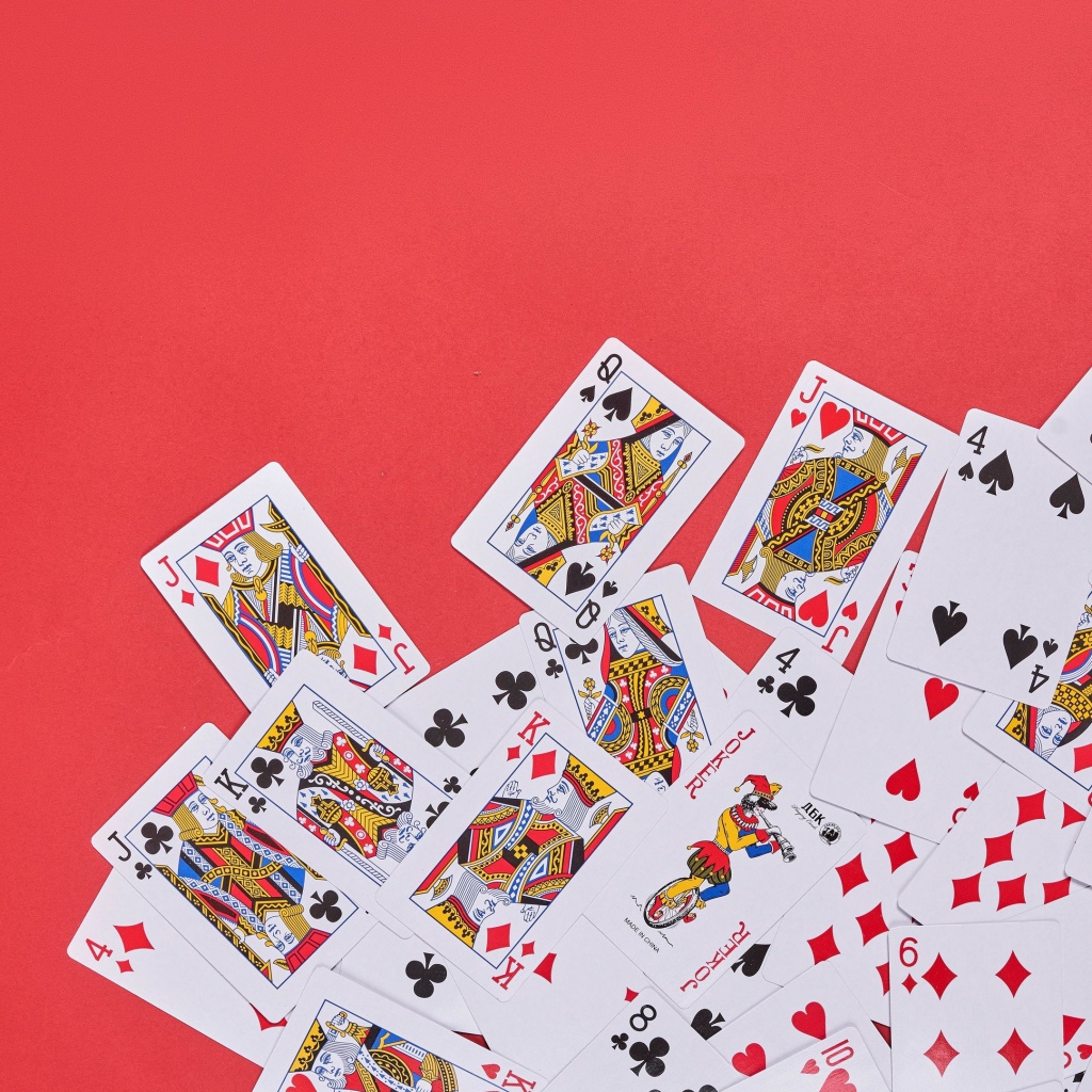 Колода игральных карт на красном фоне
