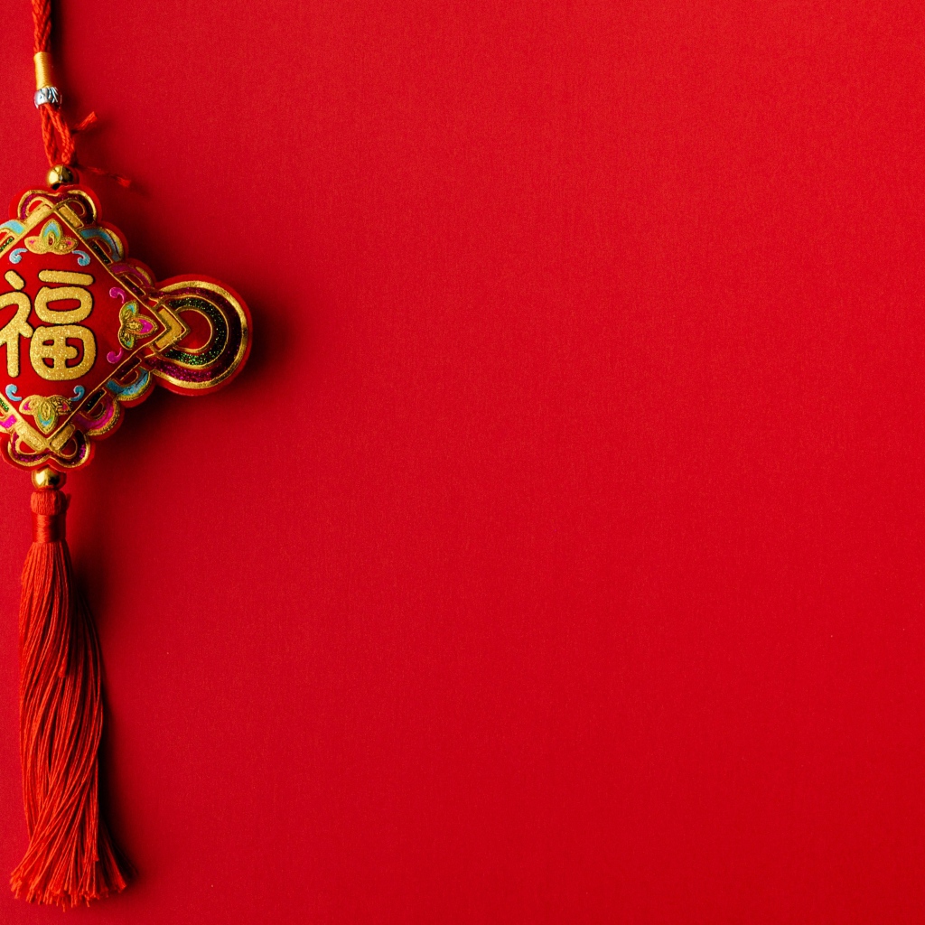 Украшение для китайского нового года на красном фоне