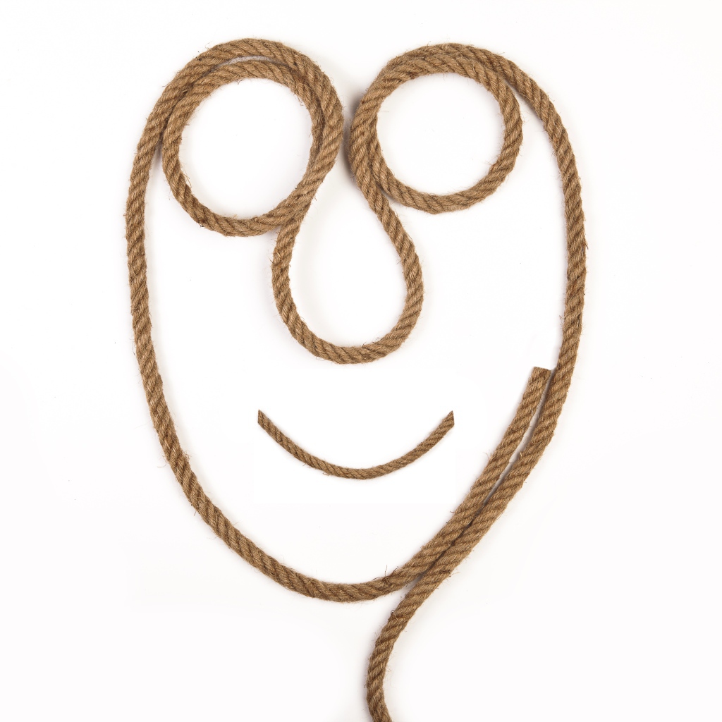 Лицо из веревки на белом фоне