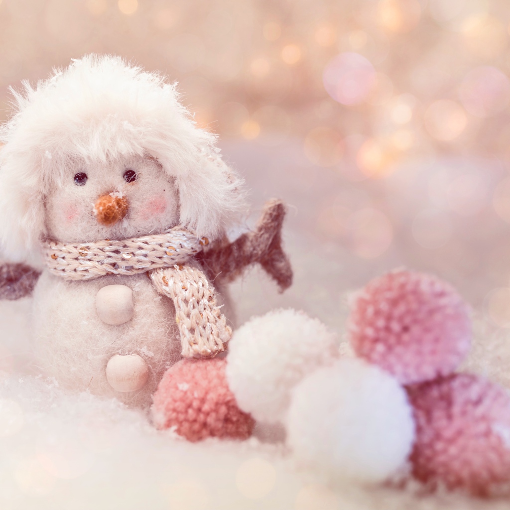 Смешной снеговик из мягких шариков