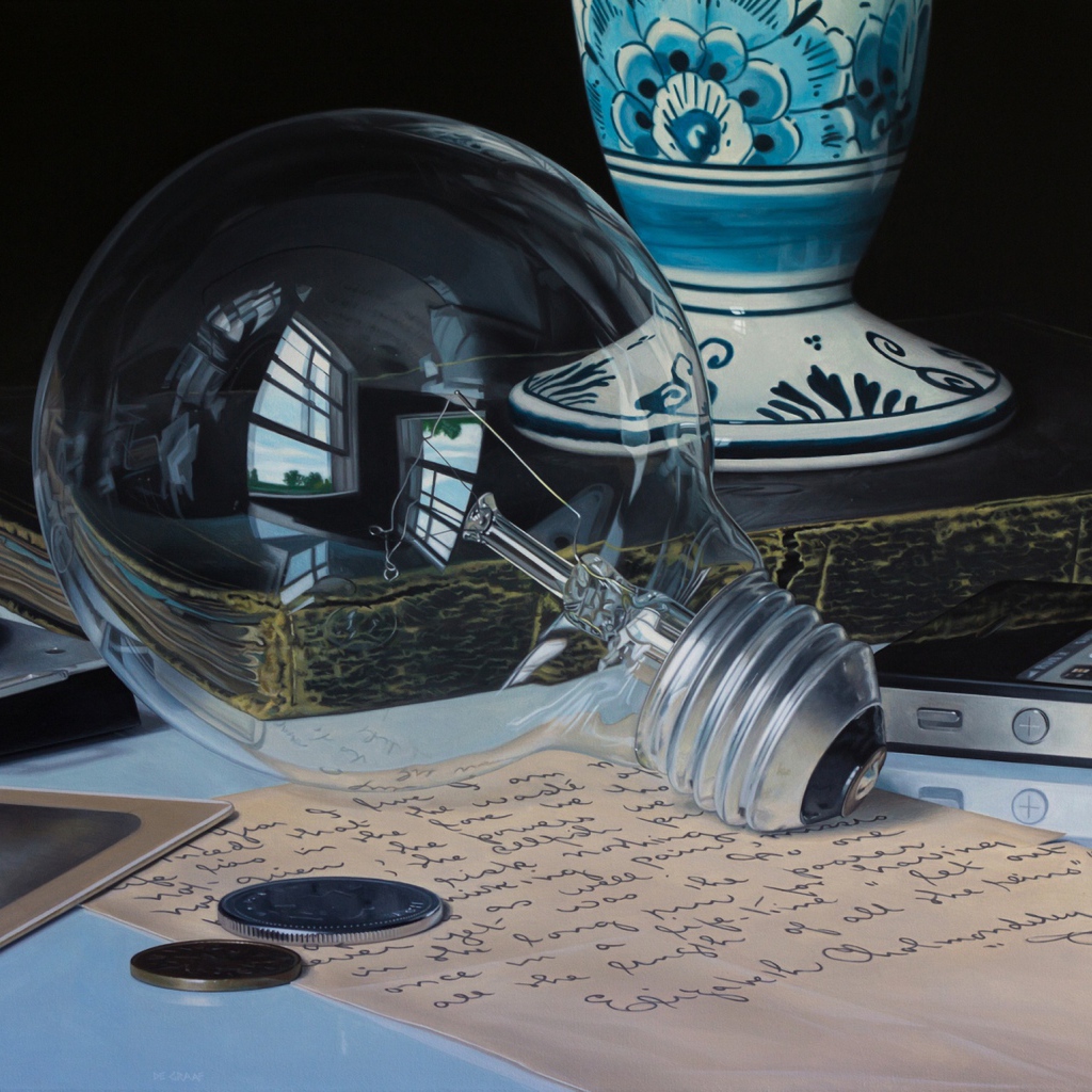 Стеклянная лампочка на столе с монетами и письмом