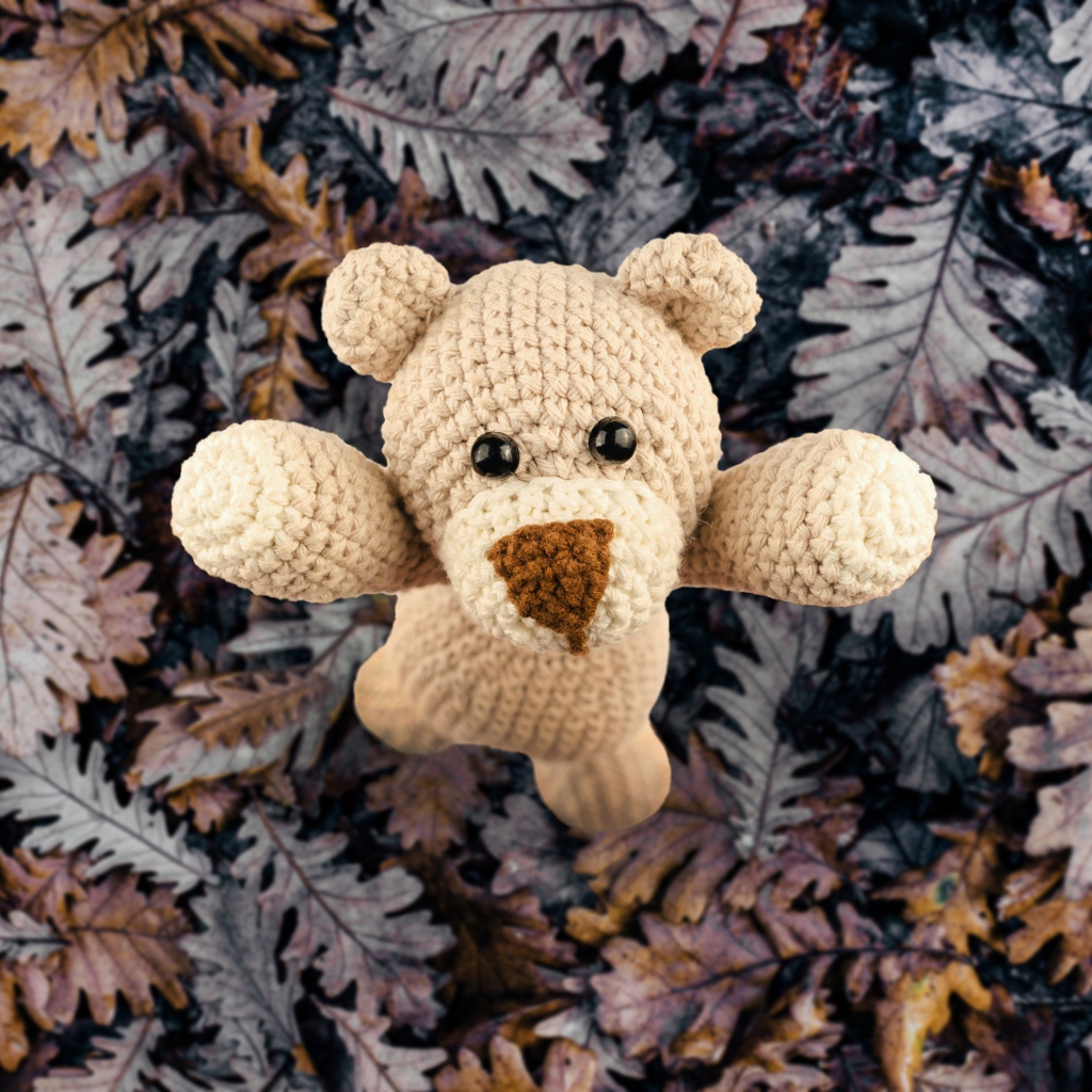 Вязаная игрушка медвежонок на листве