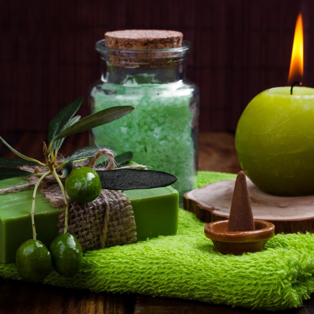 Зажженная свеча и мыло с оливками  и солью 