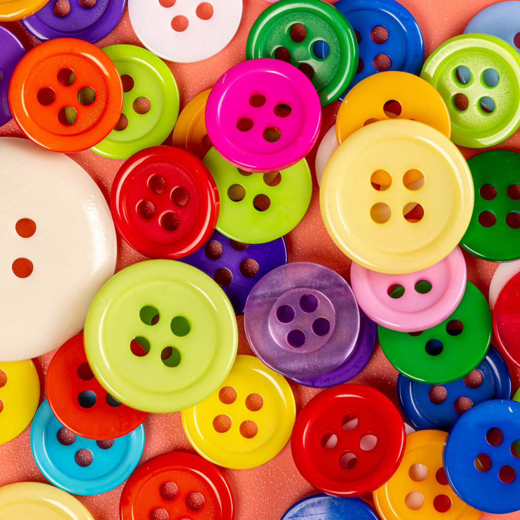 Много разноцветных пуговиц разного размера