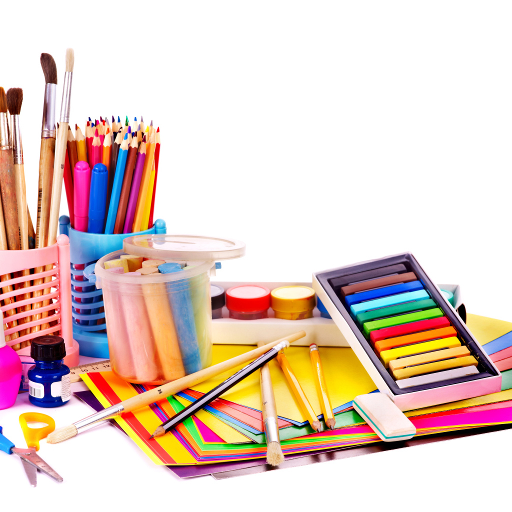 Много разноцветных предметов для рисования на белом фоне 