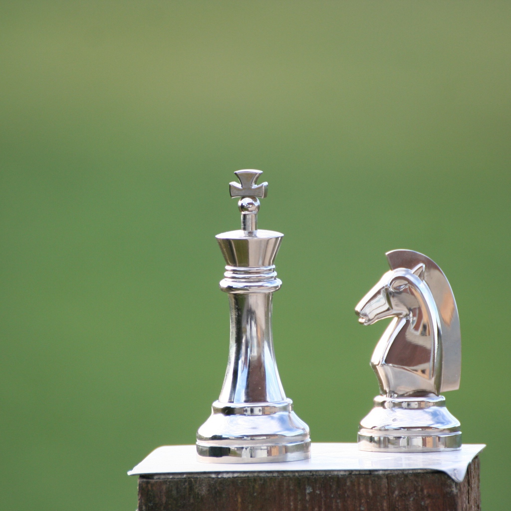 Металлические шахматные фигуры крупным планом