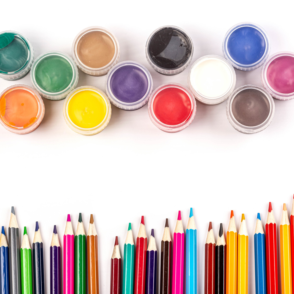 Разноцветные карандаши с красками  на белом фоне 