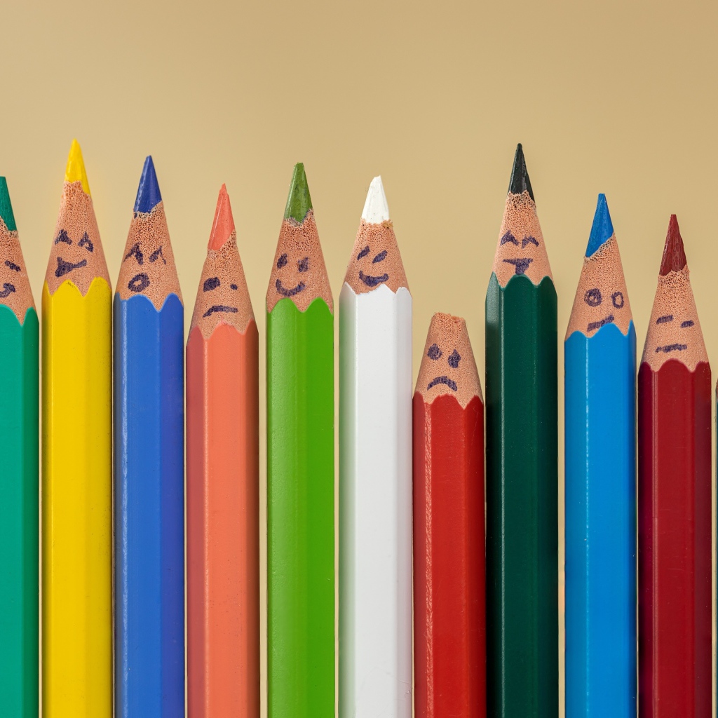 Разноцветные карандаши с нарисованными смайликами 