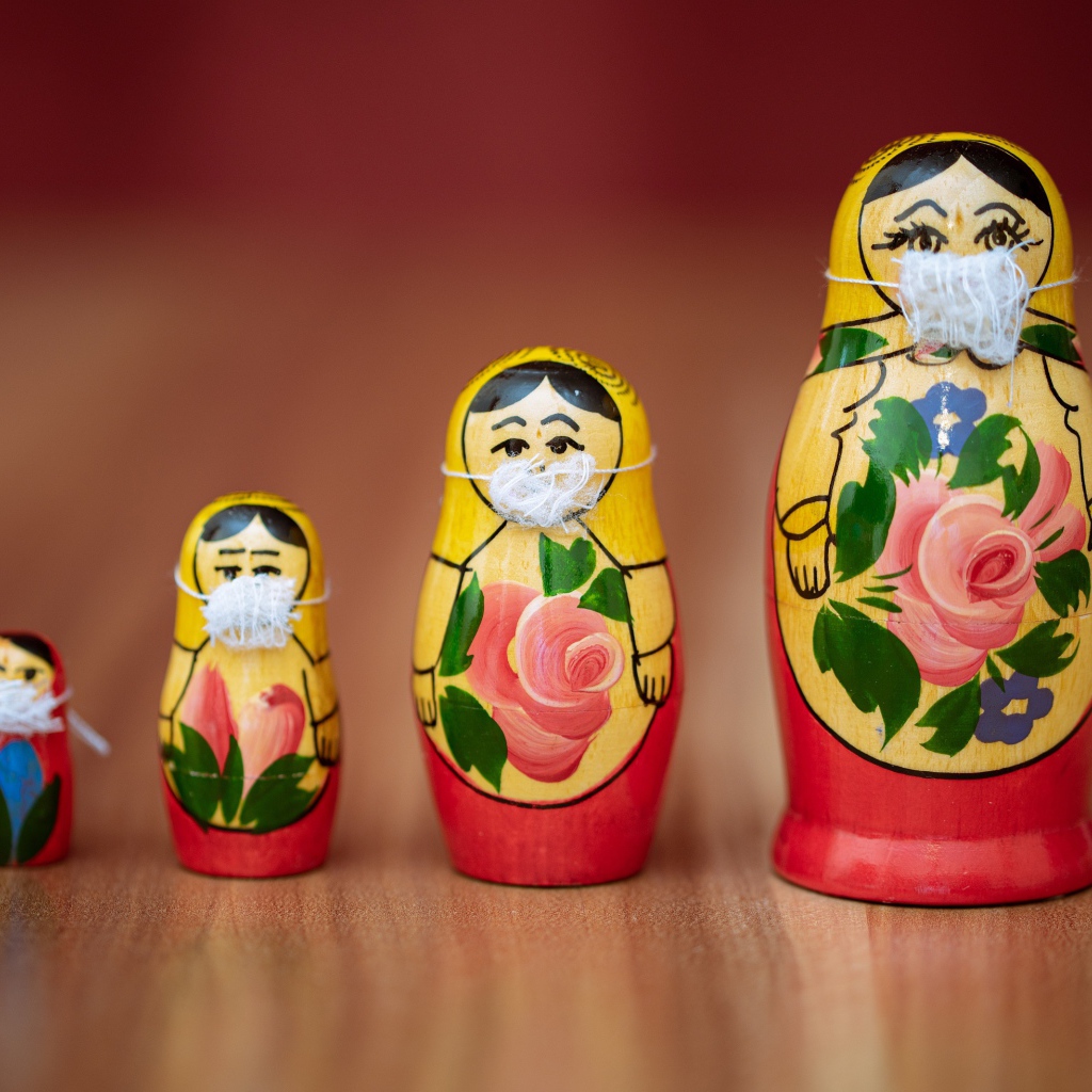 Матрешки в медицинских масках от коронавируса 