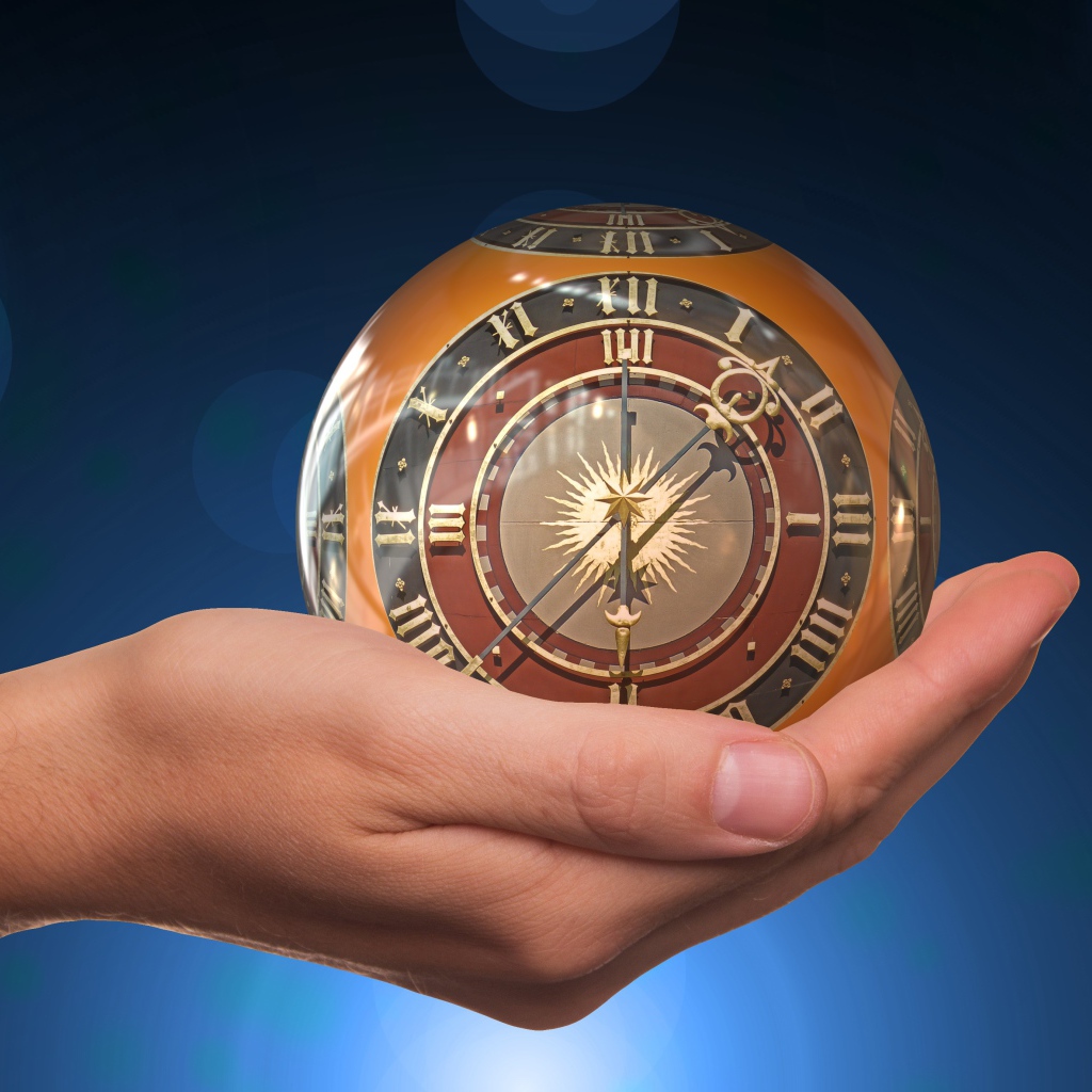 Старые стеклянные часы на ладони