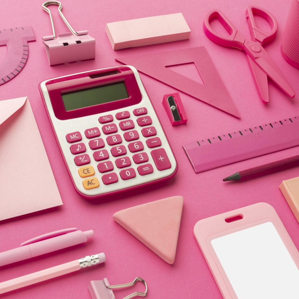 Розовые канцелярские предметы для девочки 