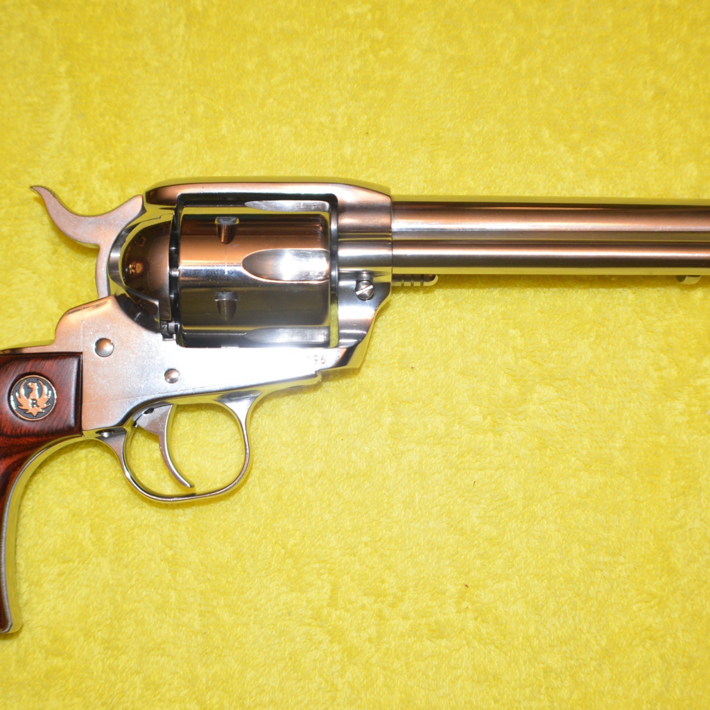 Револьвер 45 Colt на желтом фоне