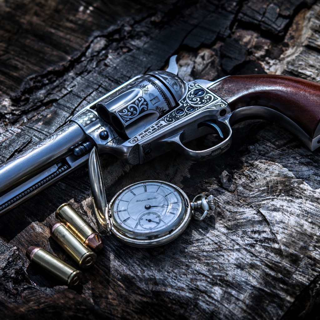 Револьвер с патронами и карманными часами 