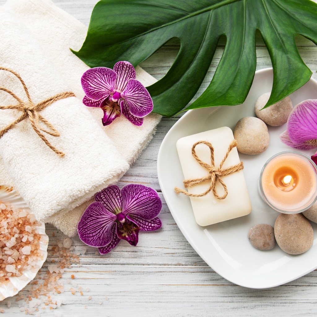 Соль, полотенца, листья и цветы для СПА