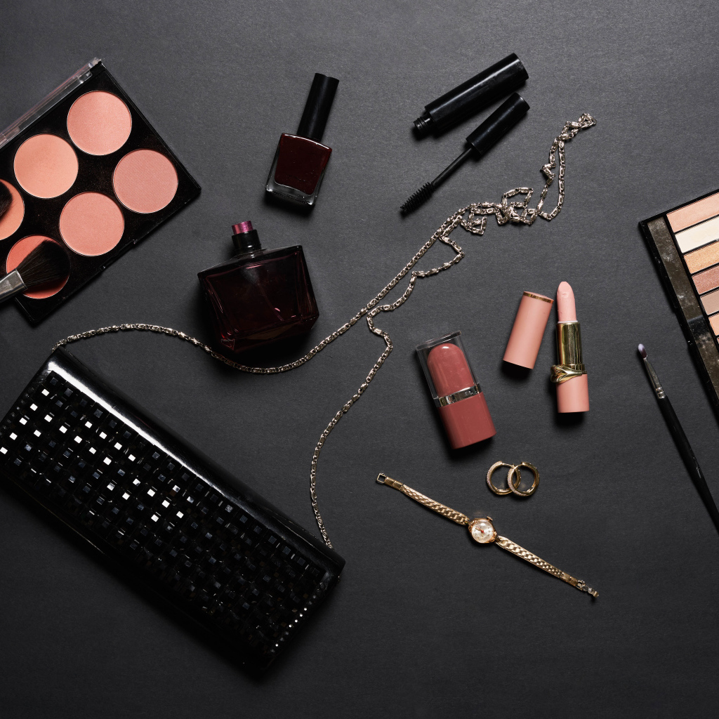 Набор косметики для девушки на сером фоне