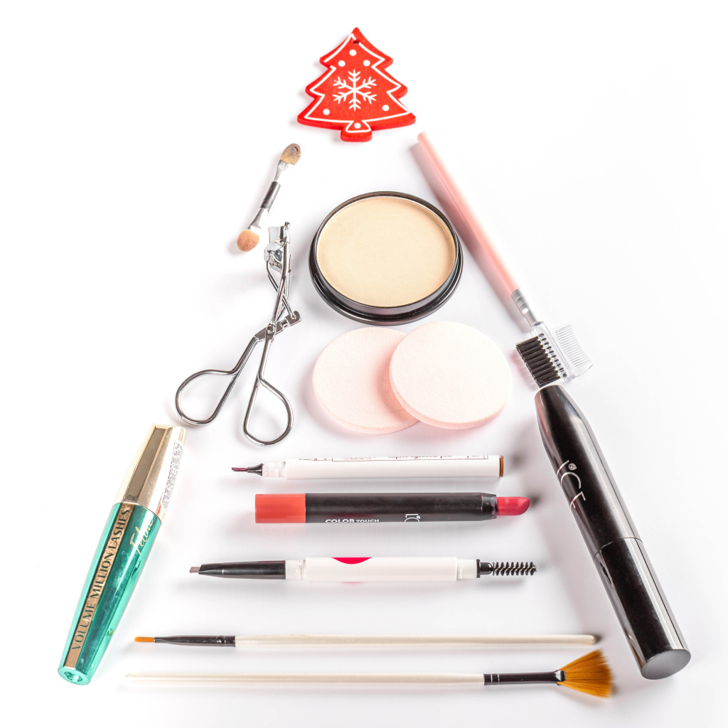 Набор косметики для девушки на белом фоне