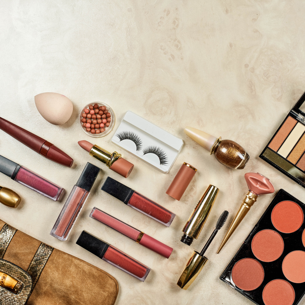 Набор косметики на столе 