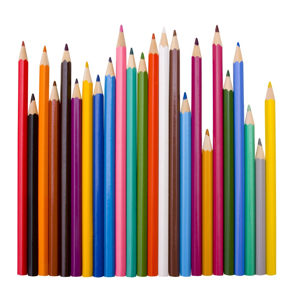 Острые разноцветные карандаши на белом фоне
