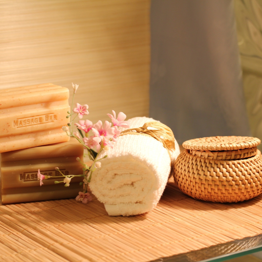 Мыло на столе с полотенцем и маслом