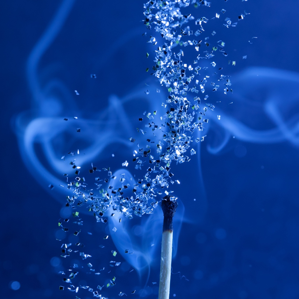 Спичка с блестками на голубом фоне