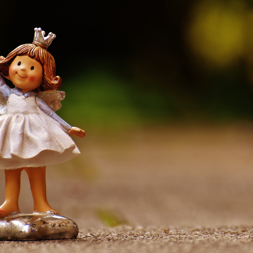 Статуэтка принцесса стоит на асфальте 