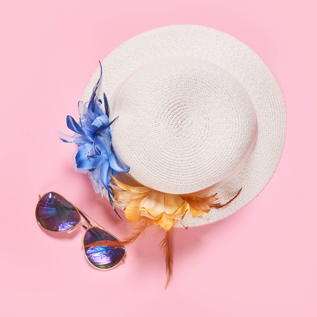 Соломенная шляпа с очками на розовом фоне 