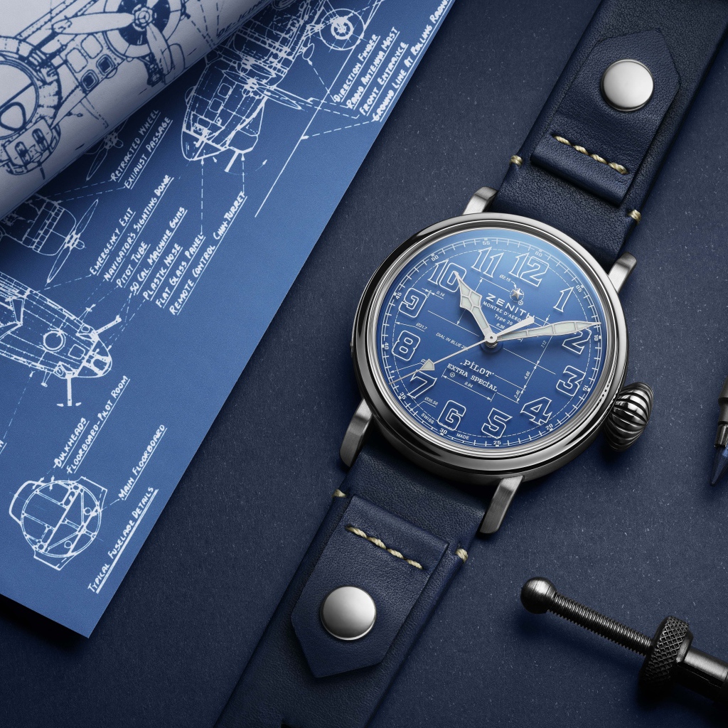 Стильные дорогие мужские часы  Zenith Pilot Type 20 на столе с ручной