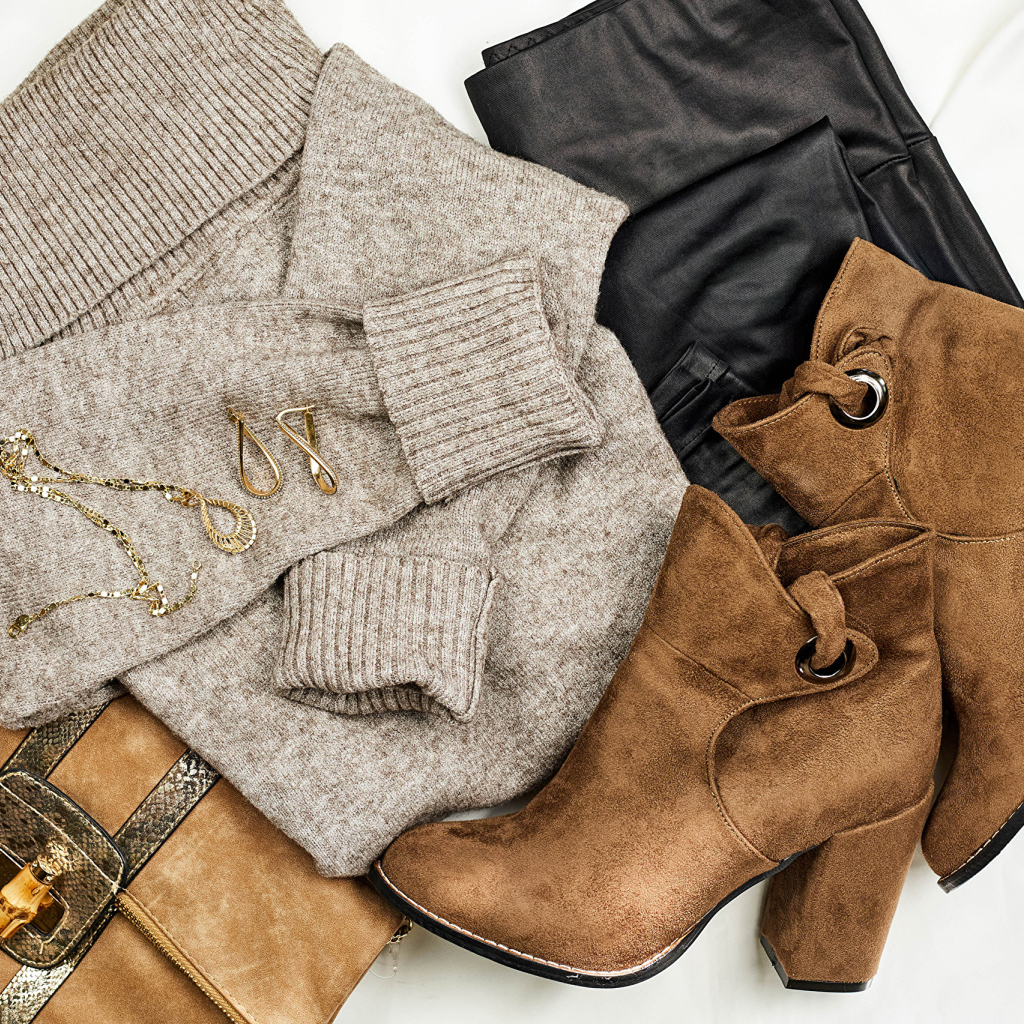 Свитер,сапоги и сумка на белом фоне